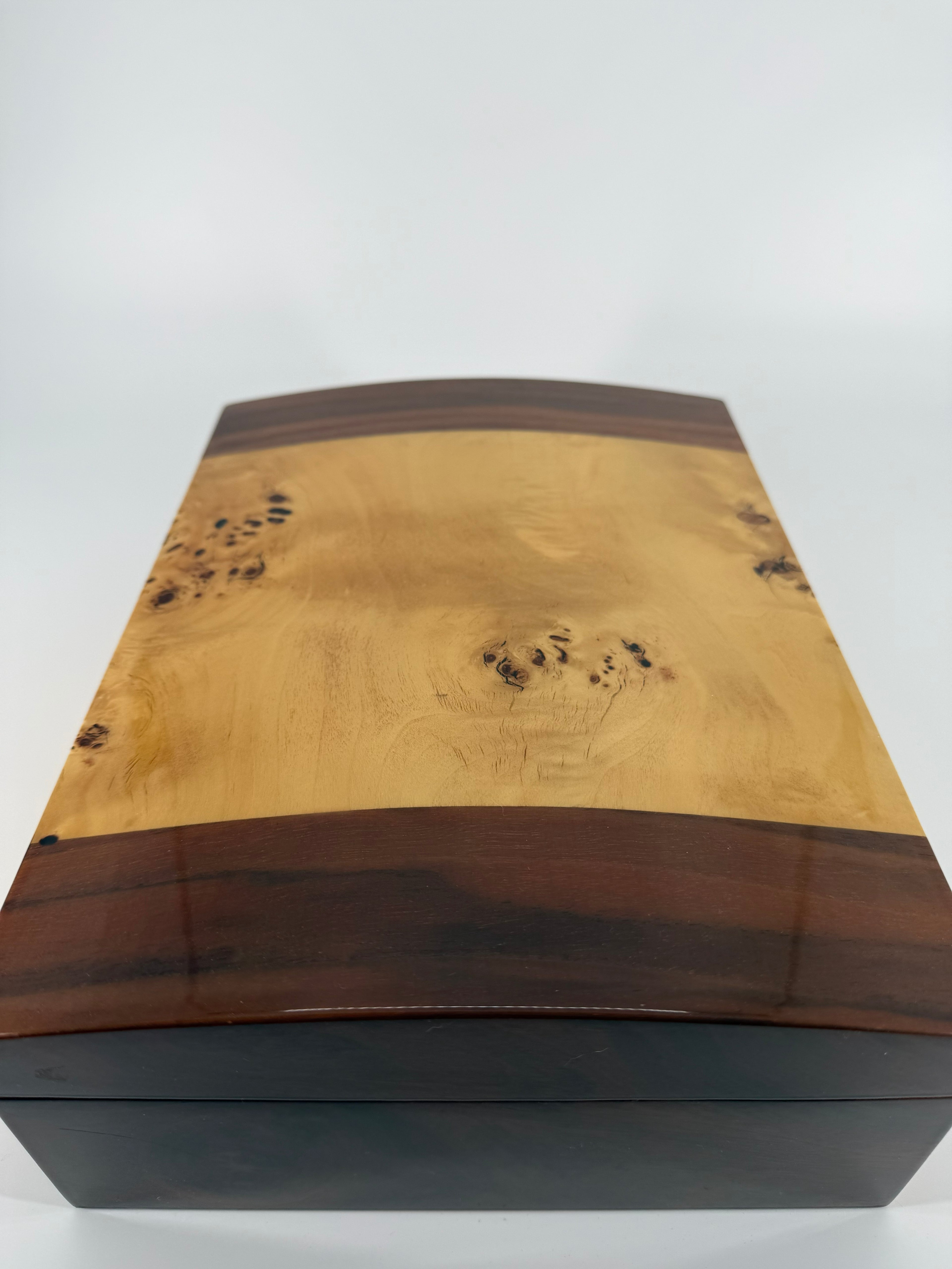 High-Gloss Wood Desktop Cigar Humidor – 11.5" – Distinctive Figured Finish