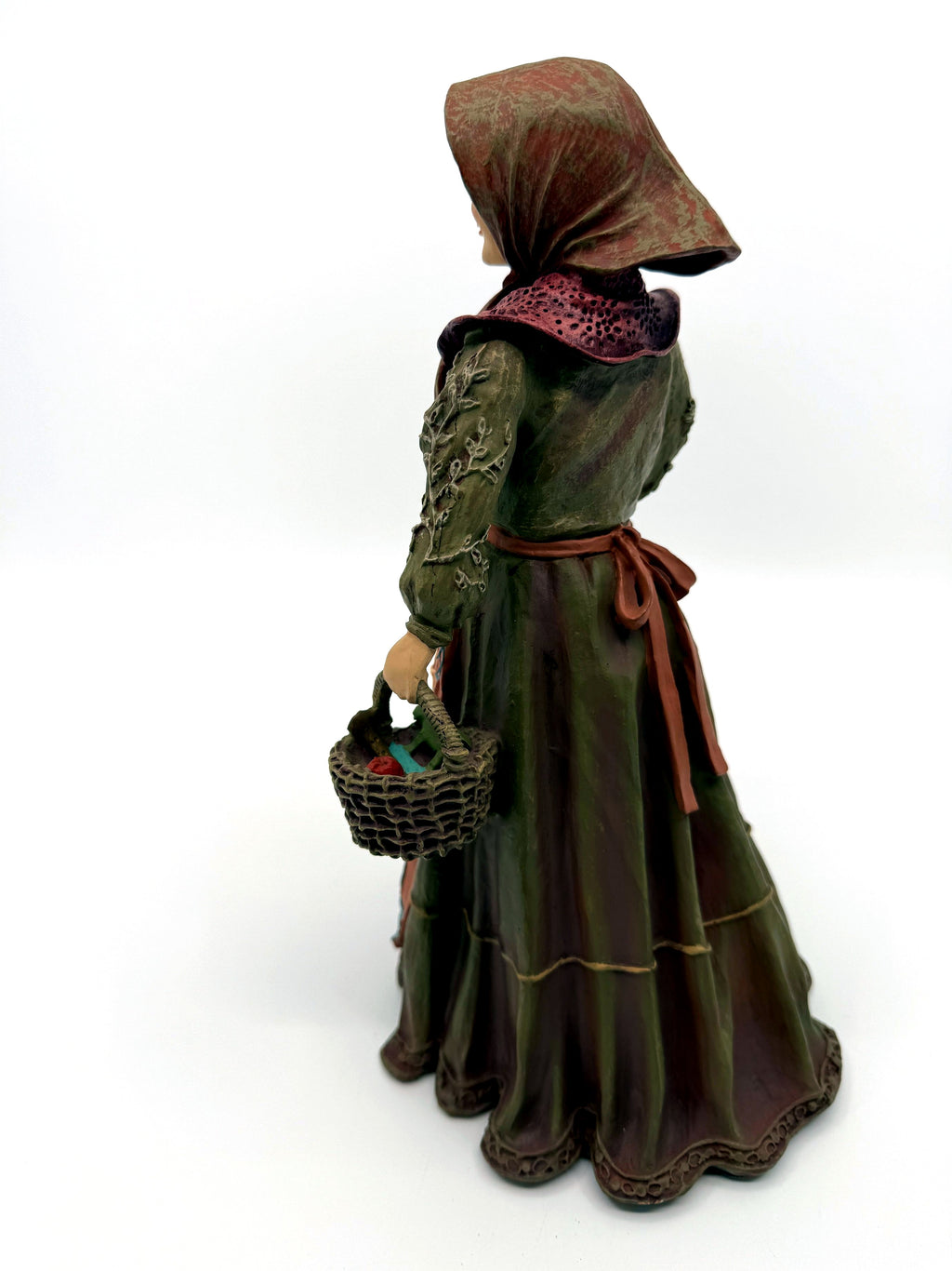 Babouska back-left side view with gift basket (enhanced)