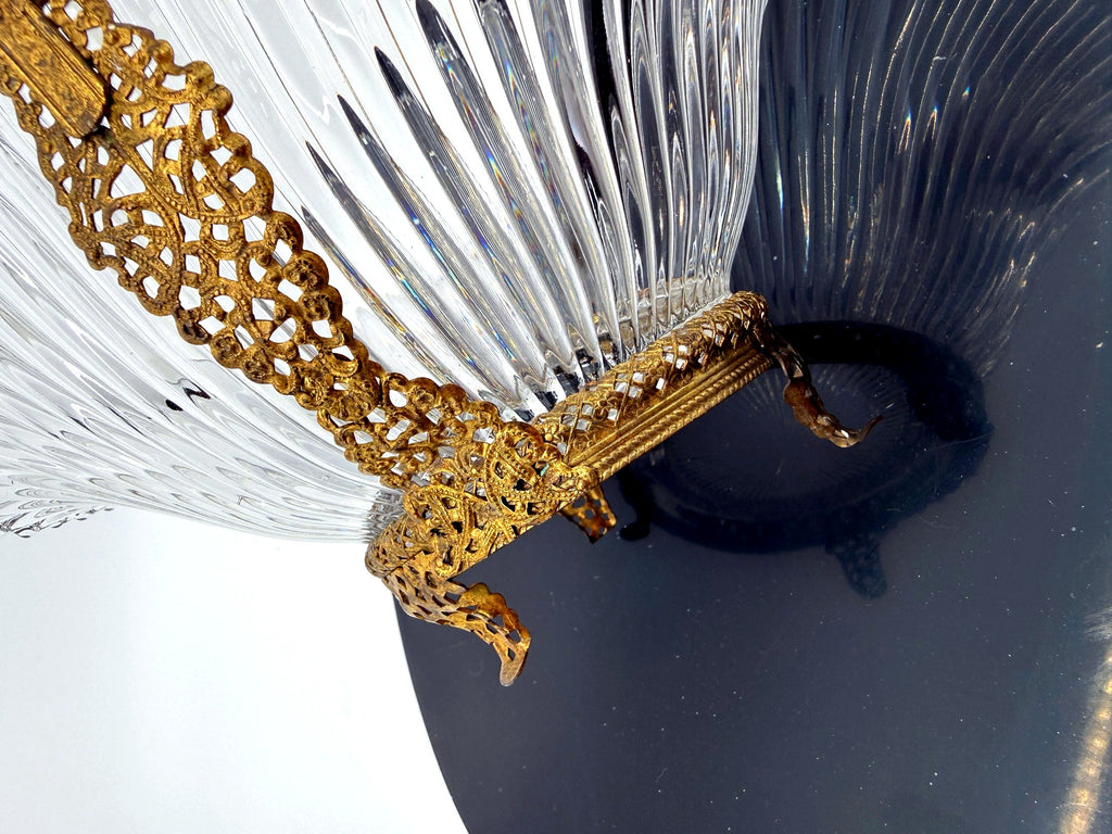 Close-up: filigree holder strap, base band and decorative foot (enhanced)
