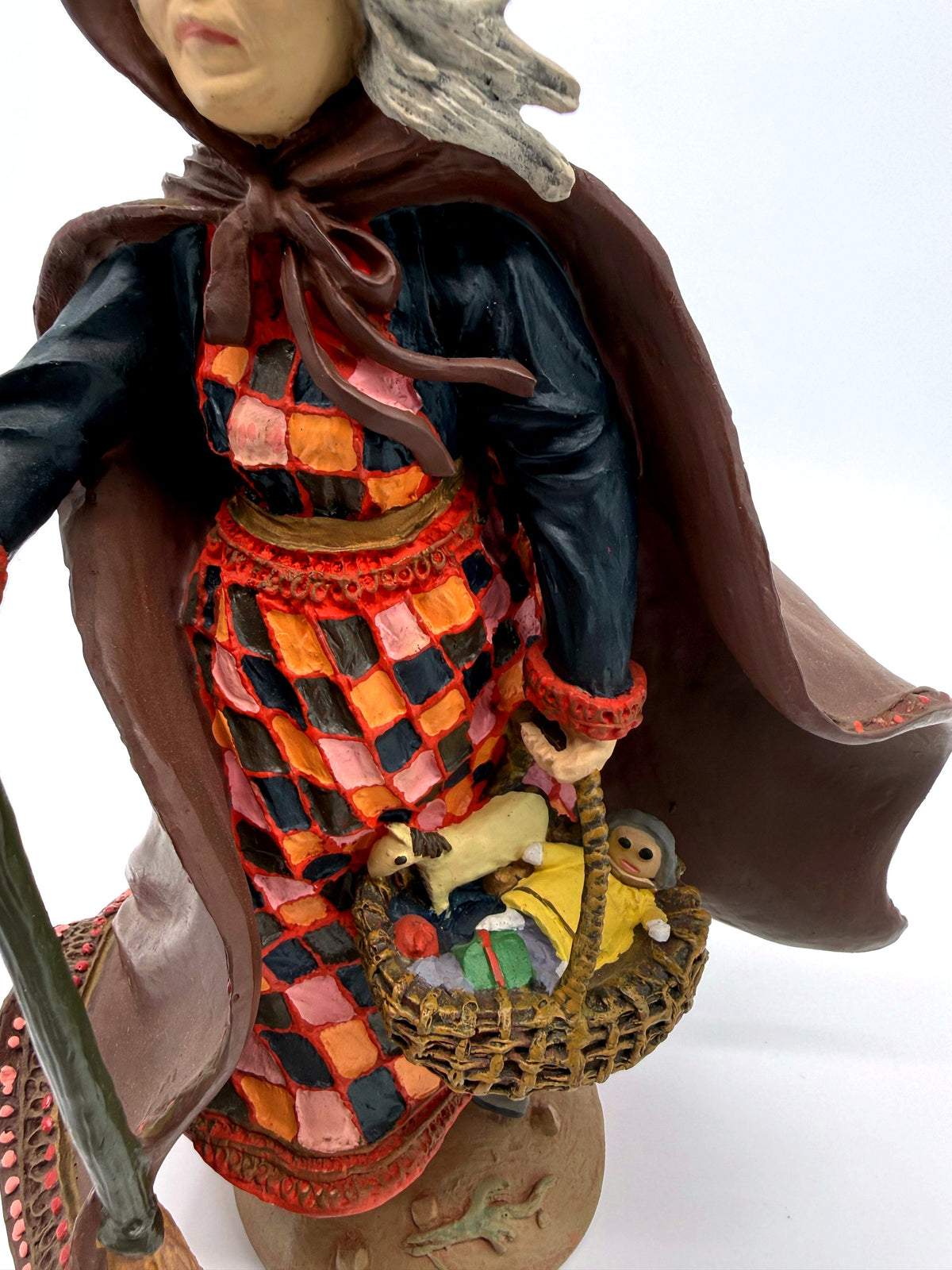 Befana torso close view, basket of toys (enhanced)
