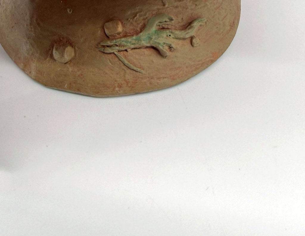 Detail: sculpted lizard on the base (detail from seller photo)