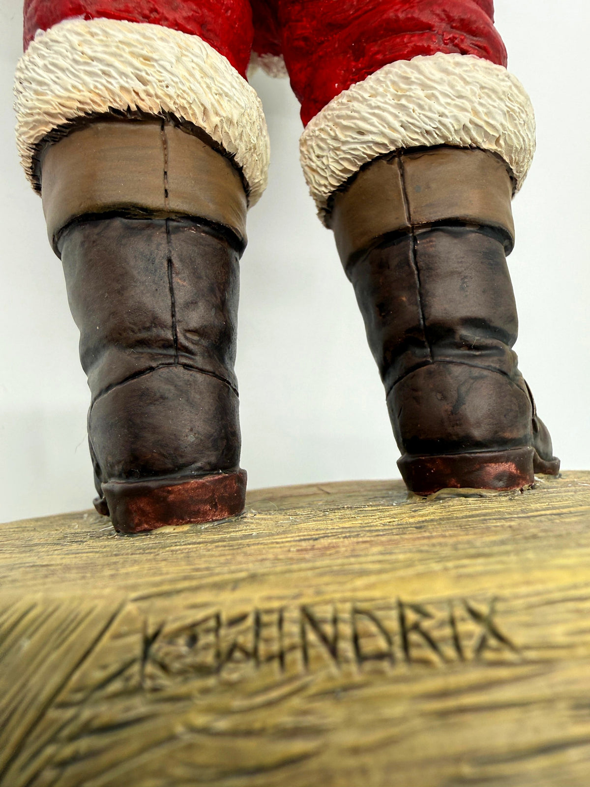 Vintage 1994 Duncan Royale Santa's Gift figurine – close-up of boots and the wood-look base