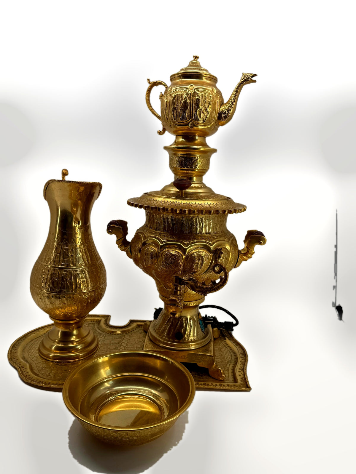 Complete set arranged on the serving tray – front view