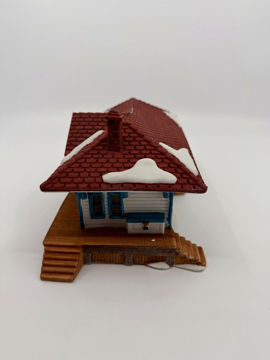 Department 56 New England Village Weston Train Station #5931-5 — end view with the platform steps