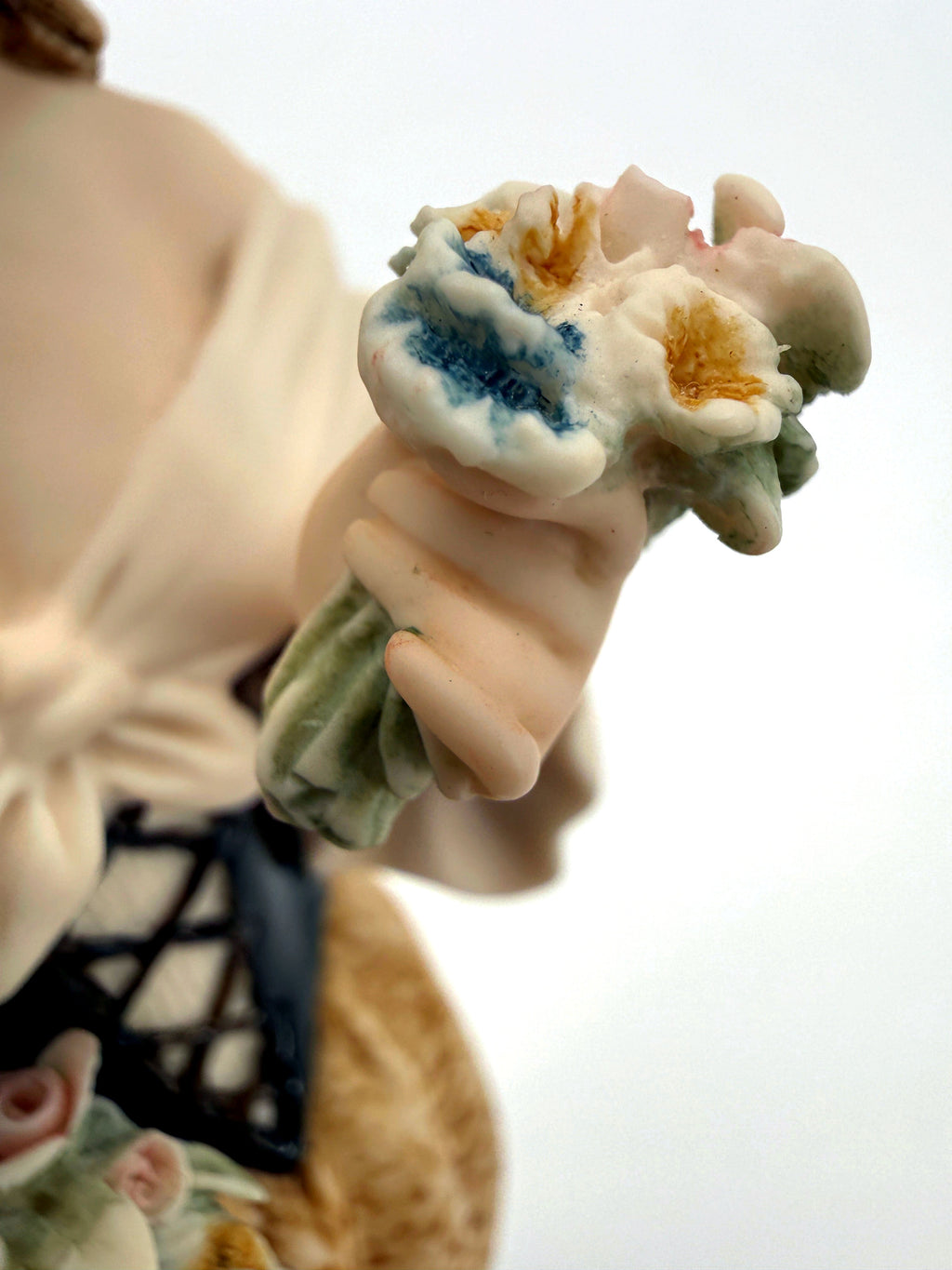 Giuseppe Armani Roses of May figurine 1405C — close-up of the hand holding a small bouquet