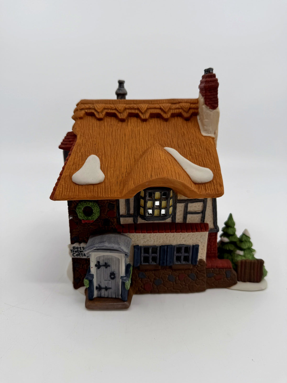 Department 56 Dickens' Village Betsy Trotwood's Cottage #5550-6, David Copperfield — front view: thatched roof with snow patches, covered porch, wreath by the door