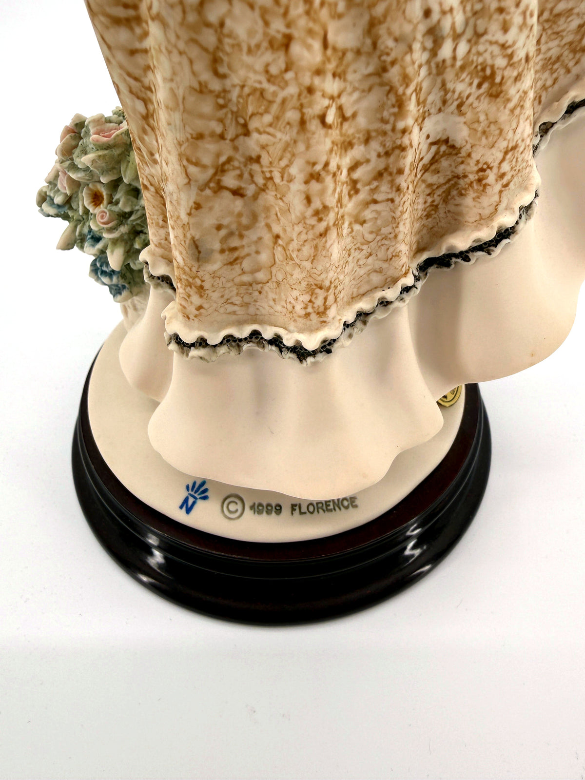 Giuseppe Armani Roses of May figurine 1405C — close-up of the base front with the 1999 Florence copyright mark