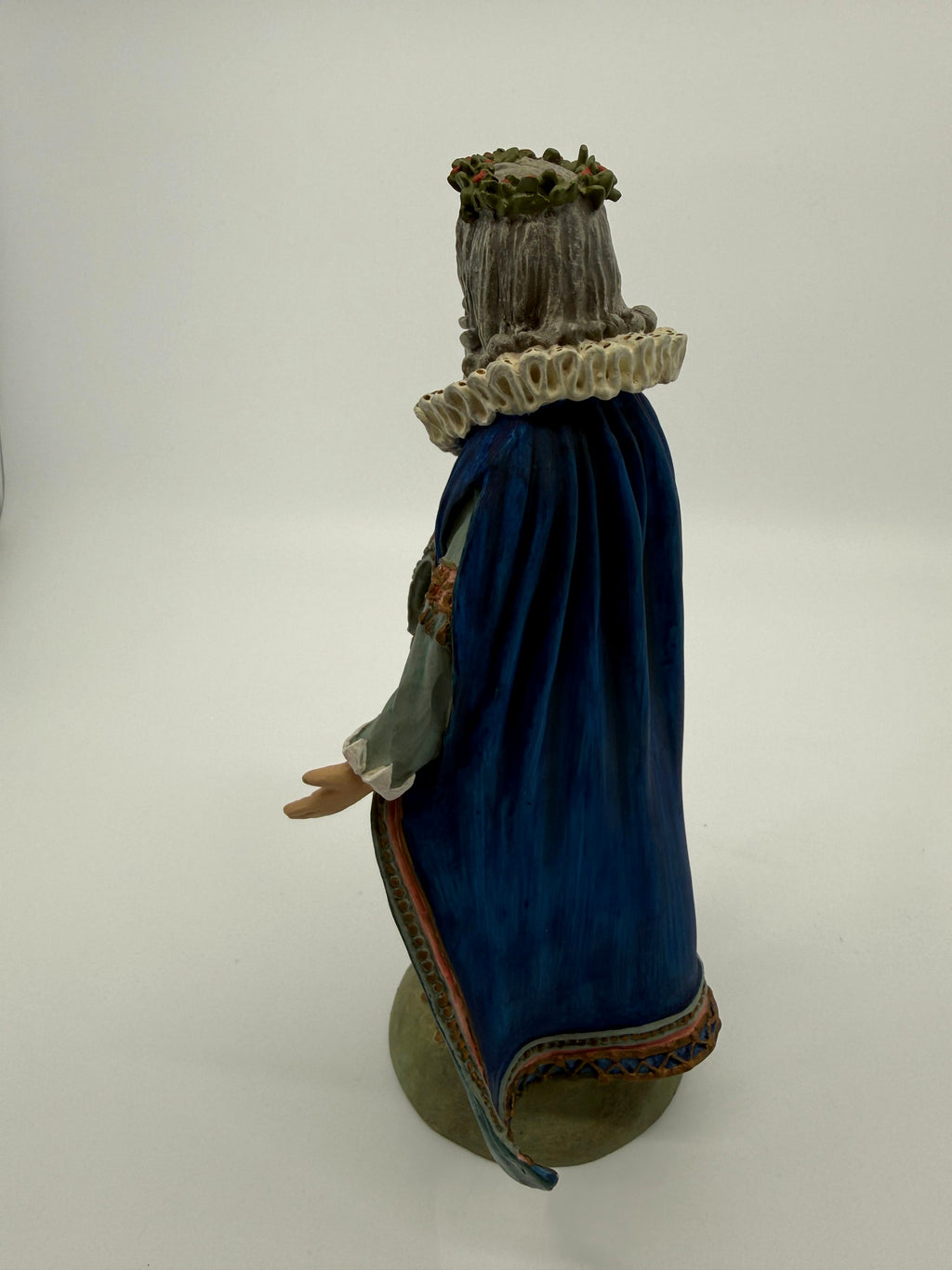 Vintage 1985 Duncan Royale Sir Christmas figurine – side profile view without the staff: raised hand, ruff collar and holly wreath