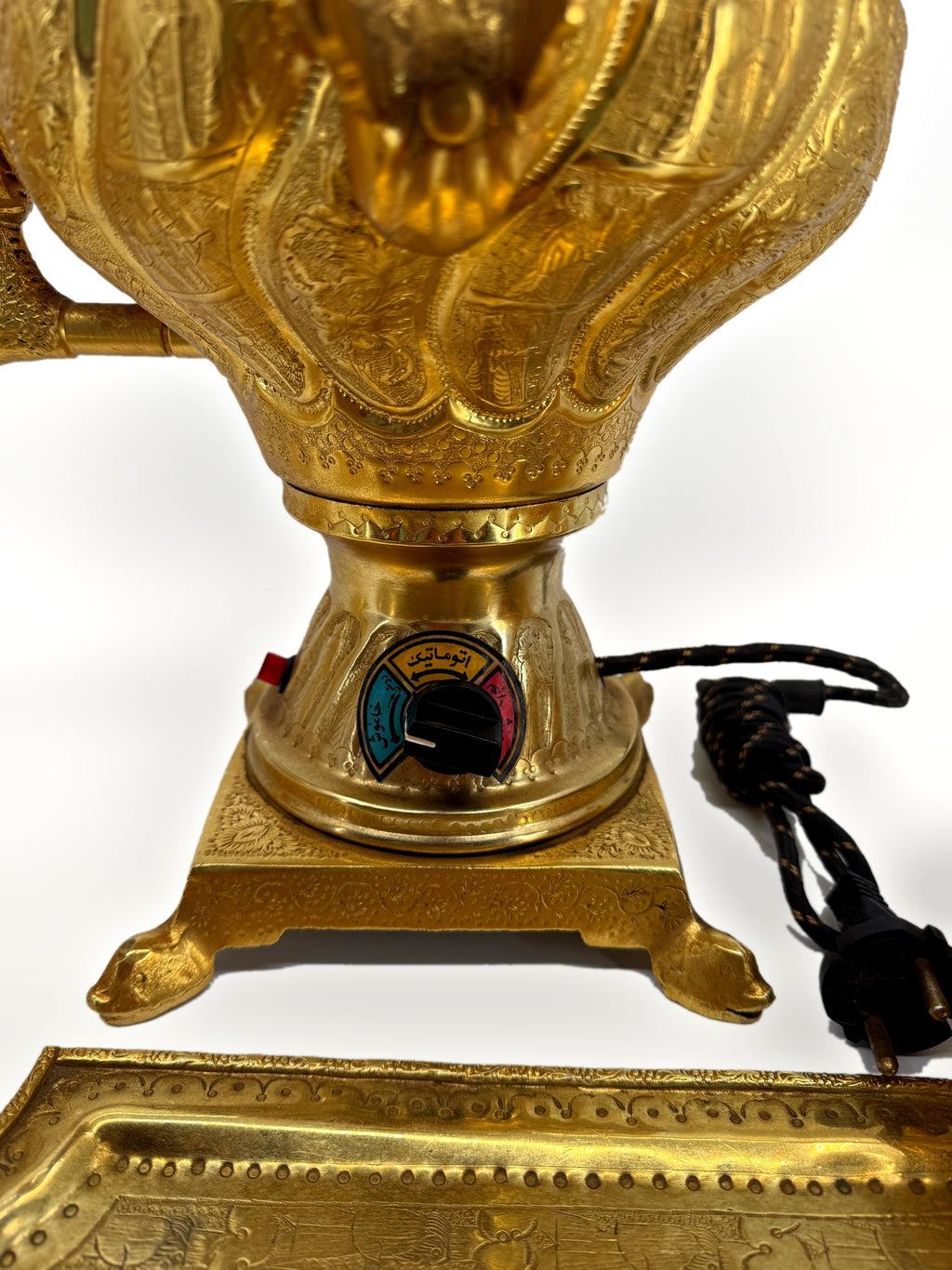 Base and dial close-up – paw feet, coiled cord and European plug (electrical operation untested)