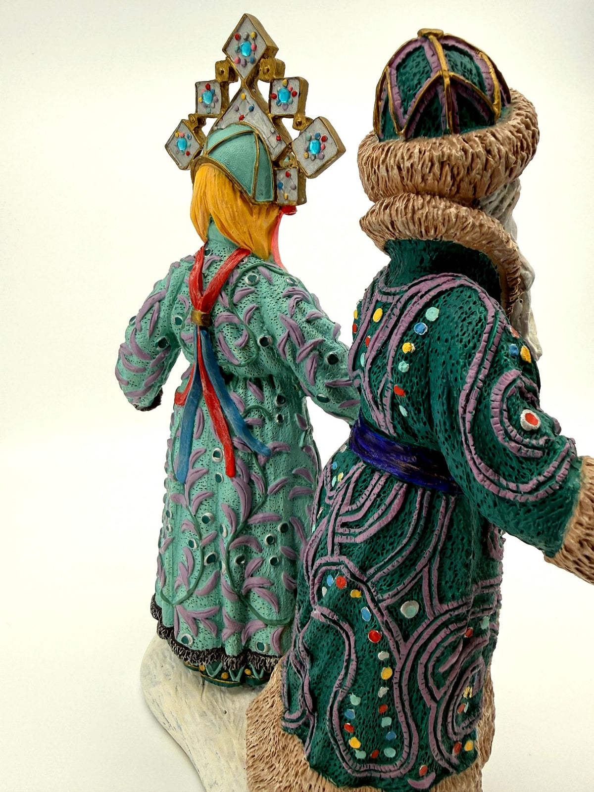 Back three-quarter view of both figures (enhanced)